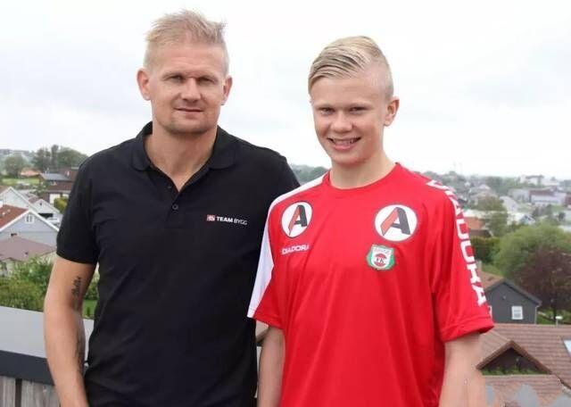 太阳报：英乙球迷朝对方门将扔椅子，被球队主帅严厉批评