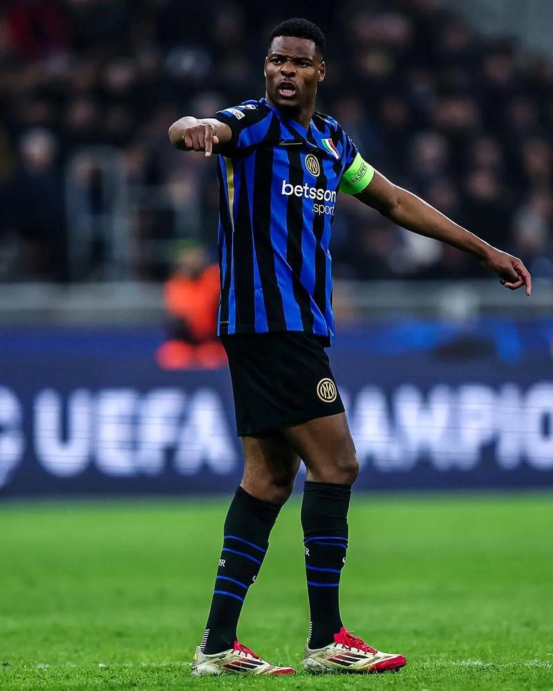 洛里：温哥华的人造草皮质量太差，在这样的场地比赛不可接受