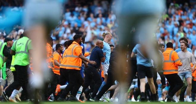 记者：汶马探赛后与海港助教约翰交换队服，两人曾在横滨合作