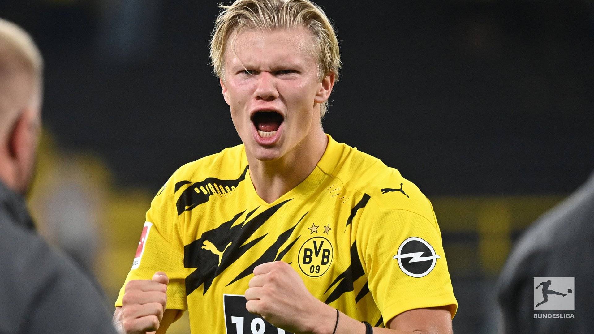 拿来吧你！柏林赫塔球员一把抢过对手教练给球员的战术小纸条