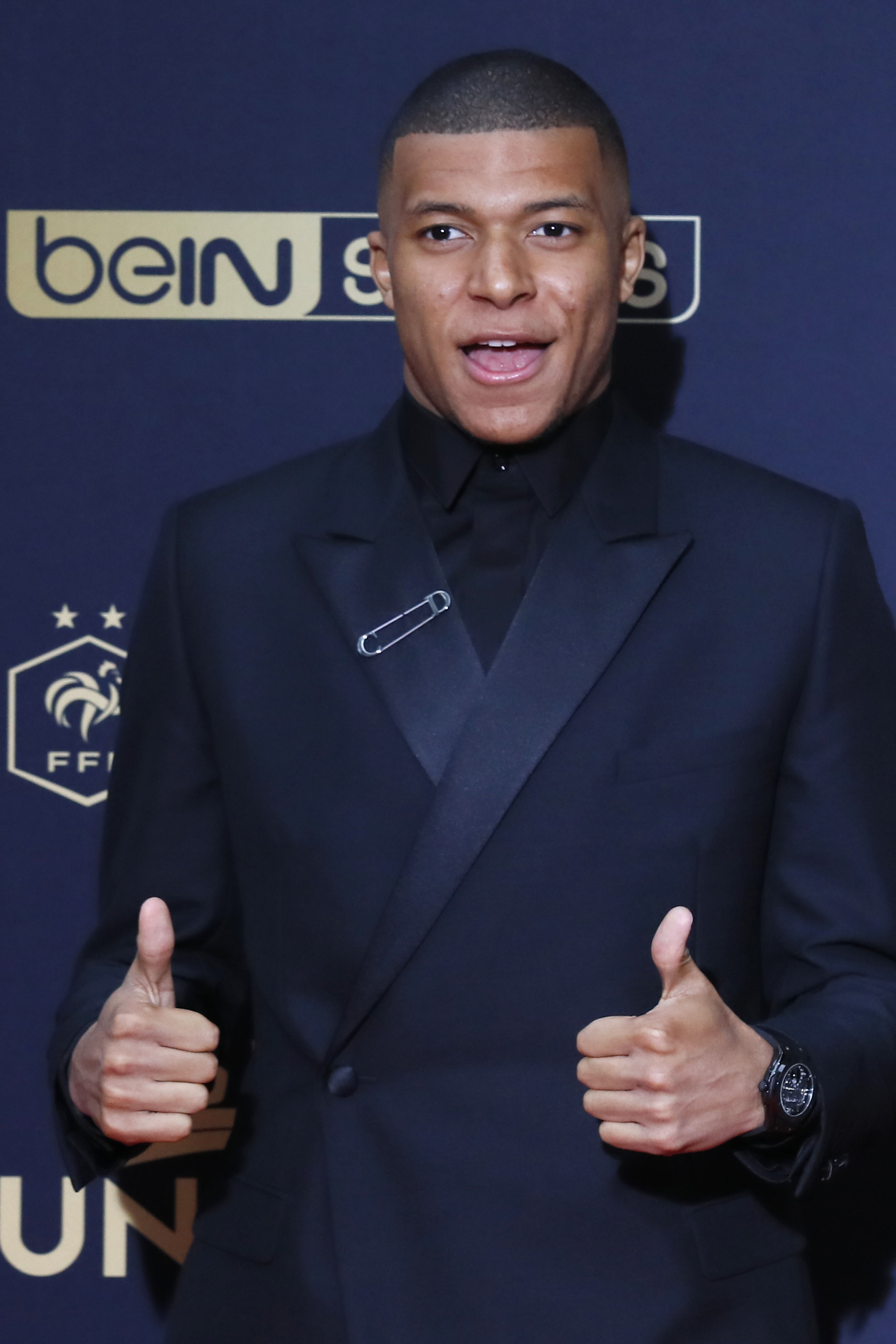 佳夫：作为后卫单场比赛进俩球不常见；沃尔特马德是顶级前锋